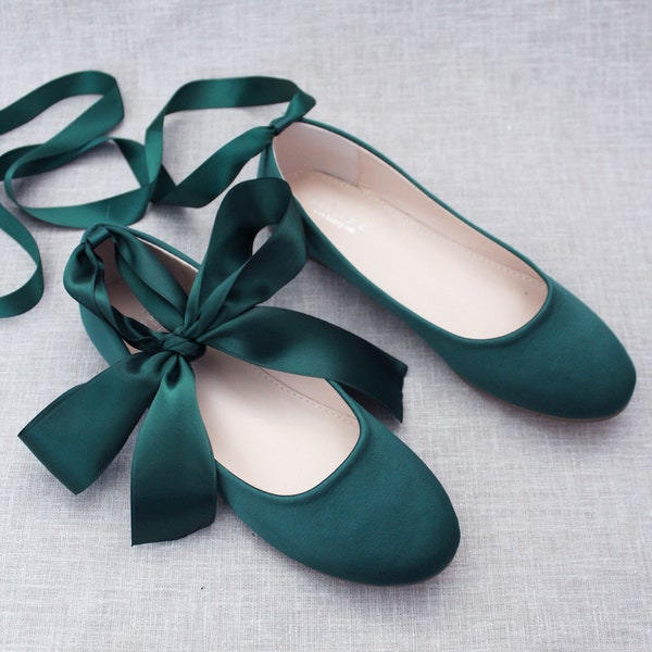 Chaussures femme | Chaussures plates en satin vert chasseur avec lien en satin à la cheville ou lacets ballerines - chaussures de mariée automne, chaussures de vacances, chaussures de demoiselles d'honneur junior