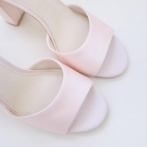 Dammigt rosa satinklackade aftonsandaler med omlott satinknytning - Damskor, aftonskor, brudtärneklackar bild 6