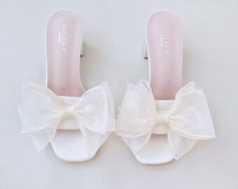 Tacones de bloque de satén marfil deslizan sandalias de boda con