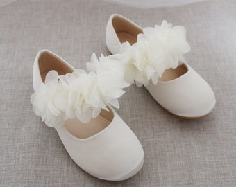 Ivory Satin MaryJane mit CHIFFONBLUMEN - Blumenmädchen, Elfenbeinschuhe, Kleinkindschuhe, Mädchenschuhe