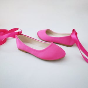 Ballerines fuchsia en satin à lacets Chaussures d'automne pour filles, chaussures de vacances, chaussures d'anniversaire, chaussures de costume image 4