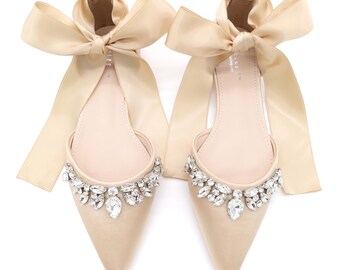 Zapatos planos color champán con punta puntiaguda y brillantes diamantes de imitación en forma de lágrima. Zapatos para bodas de otoño, zapatos de dama de honor, zapatos de novia y zapatos para mujer para las fiestas.