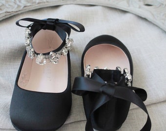Ballerine in raso nero con STRASS NAVETTE CLUSTER su cinturino alla caviglia in raso, scarpe per ragazze con fiori autunnali, scarpe per le vacanze per ragazze, scarpe di compleanno