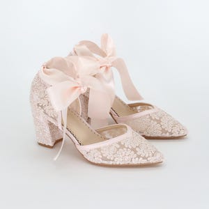 Dentelle au crochet rose poudré, bout amande, talon carré avec lacets de ballerine ou lien à la cheville - Chaussures de mariage, chaussures de demoiselle d'honneur, chaussures de mariée