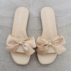 Champagner Satin Slip on Sandalen mit Satinschleife, Brautsandalen, Brautjungfern Sandalen, Hochzeit im Herbstsandalen