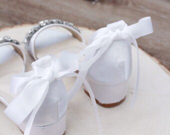 Chaussons De Baptême Bébé En Satin Blanc – Brodés à La Main, Strass Ou Classique – Idéal Mariage, Anniversaire, Naissance