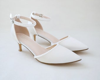 Ivory Satin Pointy Toe Low Heels z Mini Perłami, Jesienne Buty Ślubne, Buty Ślubne, Ślubne Niskie Heels, Obcasy Kitten, Perłowe Buty Ślubne