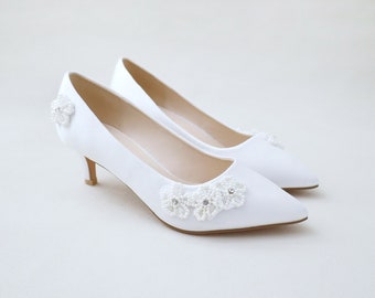 Tacones de boda blancos con flores Chassia de todas las perlas, zapatos de boda para mujer, zapatos de damas de honor, zapatos de novia, tacones de gatito de satén blanco