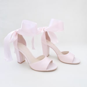 Dammigt rosa satinklackade aftonsandaler med omlott satinknytning - Damskor, aftonskor, brudtärneklackar WRAPPED SATIN TIE