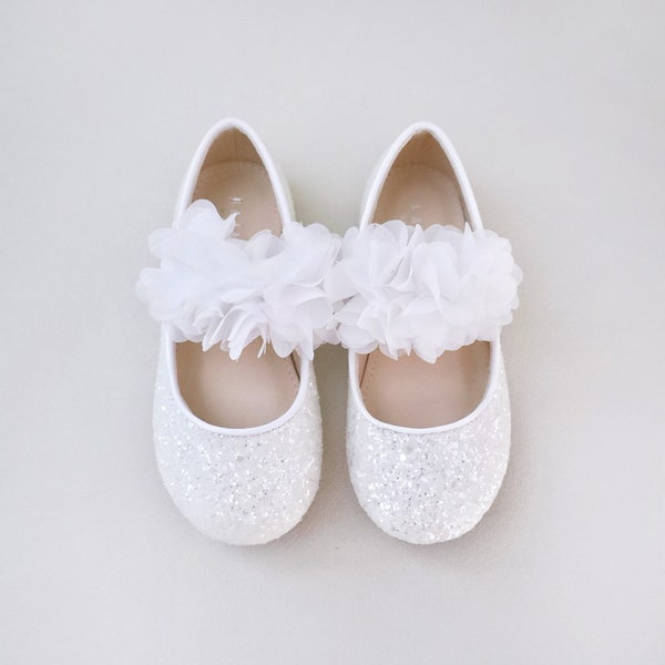 Mary Jane pailletée blanche avec fleurs en mousseline de soie pour fille Chaussures de déguisement, chaussures d'halloween, chaussures plates pour déguisements, bouquetières pour filles, chaussures d'anniversaire