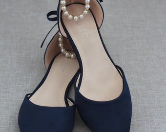 Chaussures plates à bout pointu en satin bleu marine avec bride de cheville en perles, chaussures de mariage automne, chaussures de demoiselle d'honneur bleu marine, chaussures plates de soirée bleu marine, chaussures de vacances