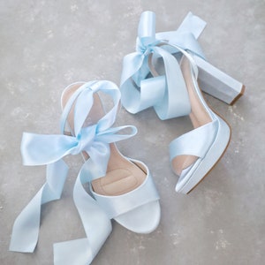 Sandalias de boda de satén azul claro con plataforma y tacón de bloque y lazo en el tobillo. Zapatos de mujer, zapatos de dama de honor, zapatos de novia. Algo azul.
