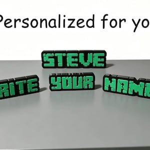 Könnte beinhalten: Vier schwarz-grüne Schilder im Blockstil mit dem Text Personalized for you, STEVE, WRITE, YOUR und NAME. Die Buchstaben weisen eine verpixelte, rissige Steinstruktur in leuchtendem Grün auf einem soliden schwarzen Hintergrund auf.
