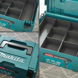 Op de afbeelding: Een teal Makita DDF484RTJ gereedschapskoffer met een zwarte handgreep en een label met het Makita-logo. De binnenzijde bevat een donkergrijze kunststof inzetbak met meerdere vakken voor opslag en het deksel is voorzien van de merknaam in reliëf.