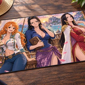 Könnte beinhalten: Eine rechteckige Schreibtischunterlage mit einer lebendigen Anime-Illustration von drei weiblichen Charakteren aus One Piece. Die Figuren sind in detaillierten Outfits vor einem Küsten-Sonnenuntergang dargestellt, umrahmt von einem schwarzen Rand.