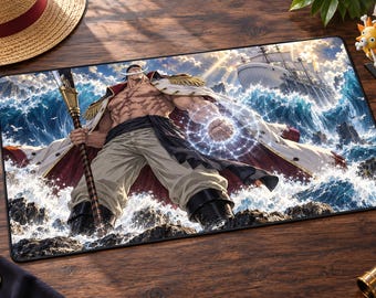 Puede incluir: Una alfombrilla de escritorio rectangular con una vibrante ilustración de un personaje musculoso con bigote blanco, que viste un abrigo blanco con charreteras doradas, sostiene un arma de asta y genera una esfera de energía brillante en el mar.