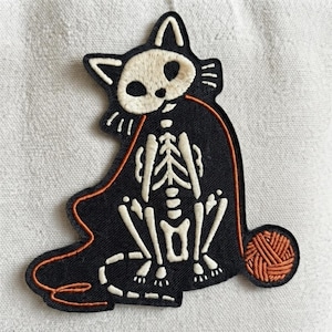Strykmärke med skelettkatt - Svart katt med broderat garnmärke - Spöklikt sött gotiskt halloweenmönster - N0128