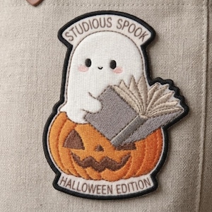 Parche termoadhesivo de fantasma estudioso - Insignia bordada de un lindo fantasma leyendo en una calabaza - Regalo espeluznante y adorable para amantes de los libros para profesores - N0128