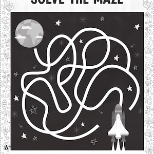 Op de afbeelding: Een zwart-wit activiteitenblad met de titel SOLVE THE MAZE met een ruimtethema. Het ontwerp bevat een planeet, sterren en een spaceshuttle onderaan. Een wit pad slingert door het midden, omringd door een decoratieve rand.