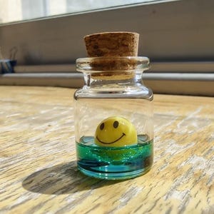 Handgjort Liminal Space Smile Face, Dreamcore-nyckelring, väskberlock och dagbokshänge