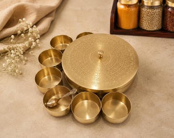 8 Zoll große Masala-Box aus reinem Messing | Handgefertigte Masala-Dabba aus Messing mit 7 Behältern und Löffel | Traditionelle indische Gewürzbox mit Deckel