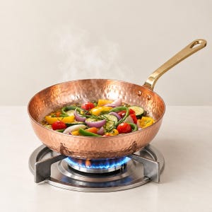 Koekenpan van puur koper 350 ml, handgemaakte gehamerde koperen pan, Indiase koperen braadpan, sauspan met messing handvat, kook- en serveerpan
