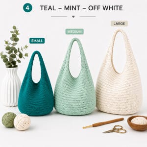 Puede incluir: Tres bolsos de ganchillo en color verde azulado, menta y blanco roto, etiquetados como pequeño, mediano y grande. La imagen incluye el texto 4 TEAL - MINT - OFF WHITE, un jarrón blanco con vegetación, dos ovillos, un ganchillo de madera, tijeras y un cuenco.
