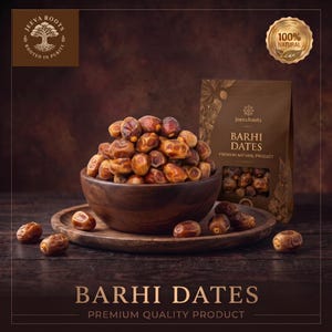 Op de afbeelding: Een donkerhouten kom gevuld met bruine Barhi-dadels staat op een bijpassend houten bord. Een bruine productzak met het label Jeeva Roots Barhi Dates Premium Natural Product staat naast de kom. Enkele losse dadels liggen verspreid op de ondergrond.