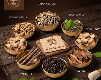 Puede incluir: Ocho cuencos de latón que contienen diversas hierbas y especias, como Ashwagandha, Giloy Guduchi, hojas de Tulsi, Sonth seco, Mulethi y pimienta negra. Una placa cuadrada de madera en el centro muestra el logotipo y texto JeevaRoots.