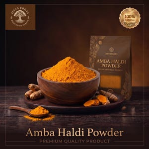 Puede incluir: Un cuenco de madera oscura lleno de polvo de Amba Haldi de color naranja brillante, acompañado de una pequeña cuchara de madera con el mismo polvo, raíces de cúrcuma crudas y una bolsa de producto marrón etiquetada Jeeva Roots Amba Haldi Powder.