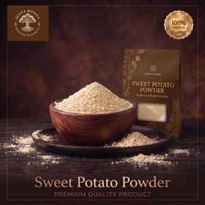 Op de afbeelding: Een houten kom gevuld met lichtbeige zoete aardappelpoeder staat op een bijpassend houten bord. Daarnaast staat een bruine productzak met het label Jeeva Roots Sweet Potato Powder Pure Plant Nutrition en een gouden 100% Natural zegel.