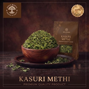Pode incluir: Uma tigela de madeira escura cheia de folhas verdes secas de Kasuri Methi sobre um prato de madeira a condizer. Ao lado, uma embalagem castanha com o rótulo Jeeva Roots Kasuri Methi Premium Quality Leaves e um selo dourado 100% Natural.