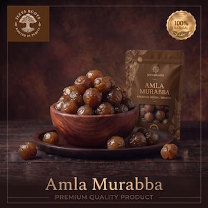 Op de afbeelding: Een houten kom en bijpassend bord gevuld met bruine, geconserveerde Amla Murabba vruchten. Naast de kom staat een bruine stazak met het label Jeeva Roots Amla Murabba Premium Herbal Remedy, voorzien van een 100% natuurlijk zegel en een boomlogo.