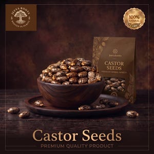 Pode incluir: Uma tigela de madeira escura cheia de sementes de mamona castanhas e beges manchadas sobre um prato de madeira a condizer. Ao lado encontra-se uma bolsa castanha com o rótulo Jeeva Roots Castor Seeds Premium Herbal Remedy e um selo 100% Natural.
