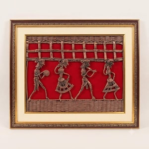 Può includere: Un'opera d'arte da parete incorniciata che raffigura quattro figure in filo metallico color rame in movimento su uno sfondo di velluto rosso vibrante. Le figure sono posizionate tra bordi in vimini marrone, in una cornice decorativa marrone e oro.