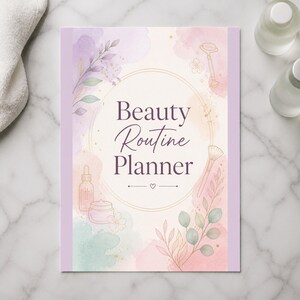 Op de afbeelding: Een rechthoekige beauty routine planner met een aquarelachtergrond in tinten paars, roze en groen. In het midden staat de tekst Beauty Routine Planner in donkerpaars, omringd door illustraties van een gezichtsroller, een kwast en flesjes.