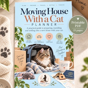 Könnte beinhalten: Ein hellblauer Moving House With a Cat Planer mit einer langhaarigen Katze in einer blauen Transportbox, einer weißen Tasse mit der Aufschrift New Home Happy Cat, einem Reisepass, Schlüsseln und einem Mausspielzeug. Das Cover enthält Text und Logo.