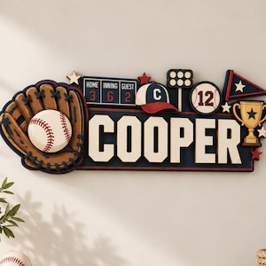 Op de afbeelding: Een meerlaags houten wandbord met de naam COOPER in grote witte letters. Het ontwerp bevat een honkbalhandschoen met een bal, een scorebord met 3-6-2, een honkbalpet met een C, een cirkel met nummer 12, een trofee en een wimpel.
