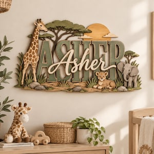 Könnte beinhalten: Ein mehrschichtiges Wandbild aus Holz mit dem Namen Asher in großen Blockbuchstaben und einem darüber liegenden Schriftzug. Das Design zeigt eine Giraffe, ein Löwenjunges, einen Elefanten und eine Baum-Silhouette vor einer Sonne.