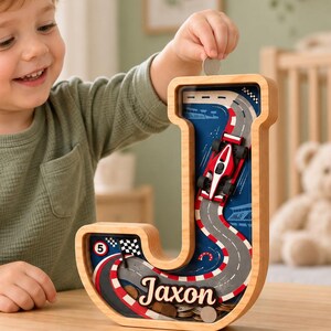 Salvadanaio personalizzato con iniziale per bambini, salvadanaio a forma di auto da corsa con nome, salvadanaio in legno con iniziale, regalo di compleanno a tema corse per bambino