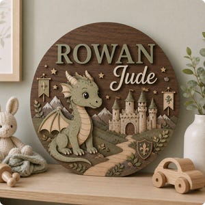 Placa de madeira personalizada com nome inspirado em criaturas míticas para quarto de bebê: dragão, unicórnio, grifo ou goblin.