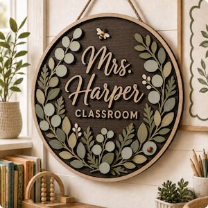 Pode incluir: Uma placa de parede circular de madeira com o texto Mrs. Harper CLASSROOM em letras em relevo. A placa &eacute; decorada com folhas e bagas de madeira em camadas em tons de verde, uma pequena abelha no topo e uma joaninha no lado inferior.