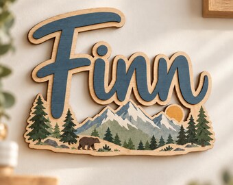 Personalisiertes Namensschild „Berg“, individuelle Wanddekoration fürs Jungenzimmer, Waldabenteuer-Kinderzimmerschild, Geschenk für Jungen im Bärenwald