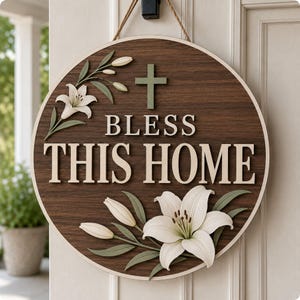 Pode incluir: Uma placa de parede circular de madeira com acabamento em grão de madeira castanho escuro. Apresenta o texto branco "BLESS THIS HOME" e uma cruz verde centralizada. A placa é decorada com flores de lírio brancas e folhas verdes no canto superior esquerdo e inferior direito.