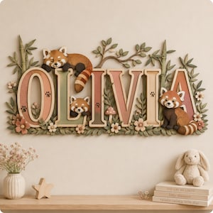 Puede incluir: Un letrero de pared de madera que deletrea OLIVIA en letras grandes de varias capas. El diseño presenta tres pandas rojos, tallos de bambú, hojas, flores y un pequeño hongo. La paleta de colores incluye tonos marrones, verdes y crema.