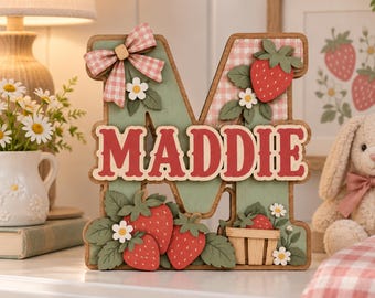 Personalisiertes Namensschild mit Erdbeermotiv, individuelle Initialen-Deko, Wandschild für Mädchenzimmer, Kinderzimmerdeko im Landhausstil, Geschenk für Mädchen