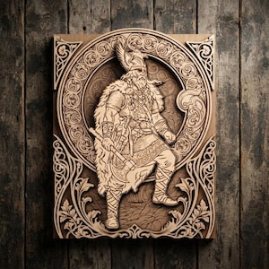 Könnte beinhalten: Ein mehrschichtiges Holzwandbild mit einer detaillierten Schnitzerei eines Wikingerkriegers, der einen geflügelten Helm und einen Pelzumhang trägt und eine Axt hält. Die zentrale Figur ist von einem kreisförmigen Rahmen mit Ornamenten umgeben.