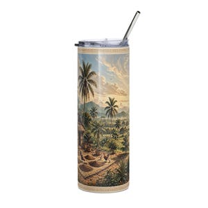 Könnte beinhalten: Ein hoher zylindrischer Becher mit einem durchsichtigen Kunststoffdeckel und einem silbernen Metallstrohhalm. Die Außenseite zeigt eine detaillierte tropische Landschaft mit Palmen, einer kleinen Hütte, Hühnern und Kaffeebohnen.