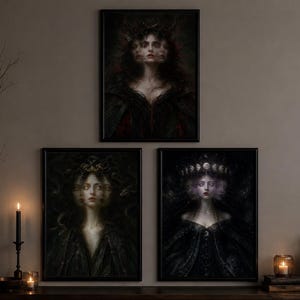 Peut inclure: Trois impressions d'art mural rectangulaires encadrées représentant des portraits sombres et éthérés de personnages aux visages multiples. Chaque portrait montre une figure centrale en vêtements sombres avec des coiffes mystiques sur un fond sombre.