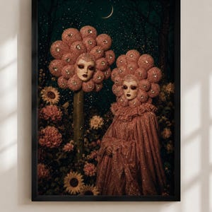 Peut inclure: Une impression d'art encadrée représentant deux personnages avec de grandes coiffes circulaires rose pailleté ornées de cristaux. L'un est une tête flottante sur une tige, l'autre porte une robe rose pailletée assortie dans un jardin sombre.
